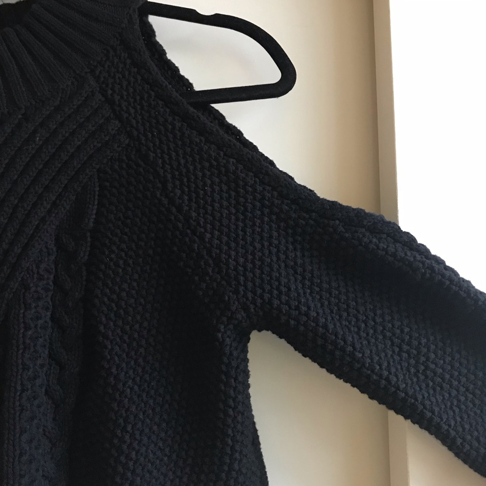 Article Open-Shoulder Cropped Sweater - Picture 5 of 8